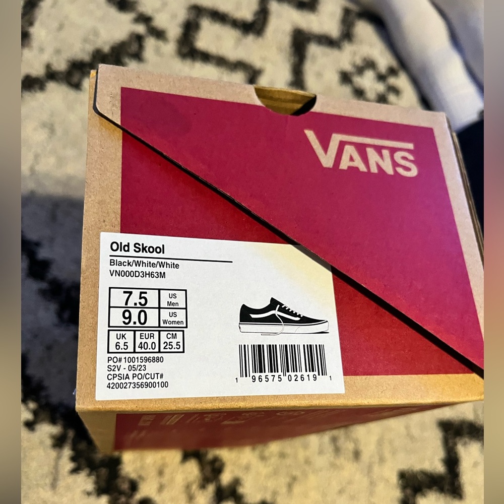 Vans Mens Old Skool Black/White | Sz. 7.5 US Men. 9 US  US Women. New in box